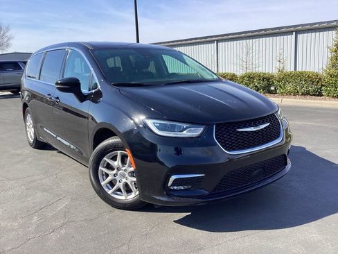 Used 2024 Chrysler Pacifica Touring-L FWD image 7