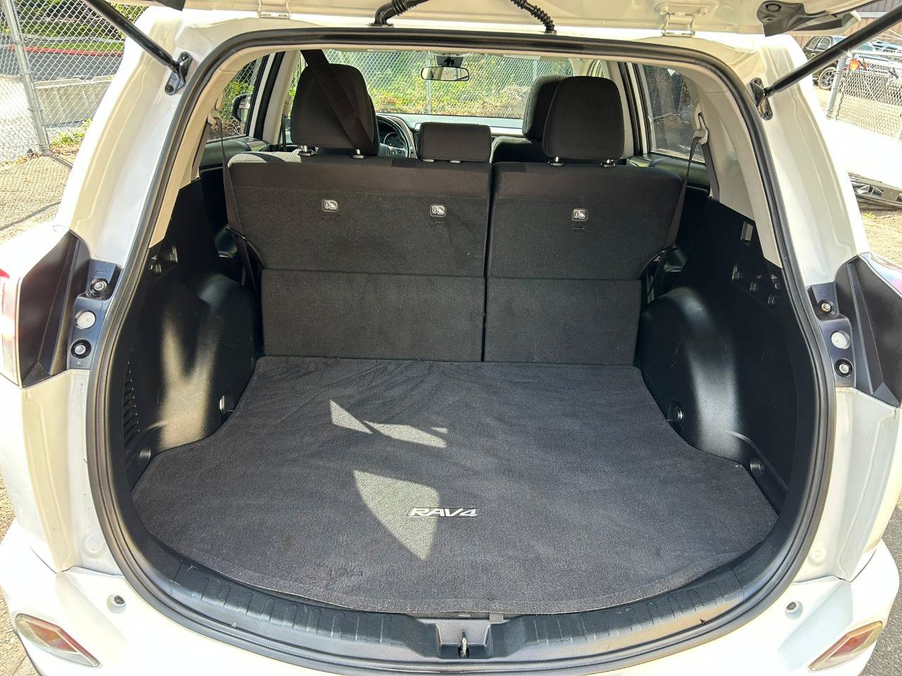 Used 2018 Toyota RAV4 XLE w/ Carpet Mat Package FWD image 15