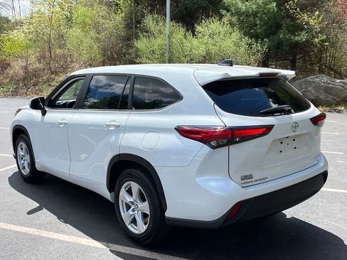 Used 2023 Toyota Highlander LE FWD image 3