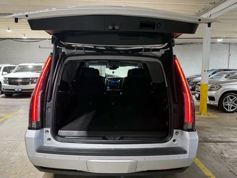 Used 2017 Cadillac Escalade ESV Luxury AWD/4WD image 8