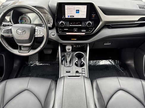 Certified 2025 Toyota Highlander XLE image 12