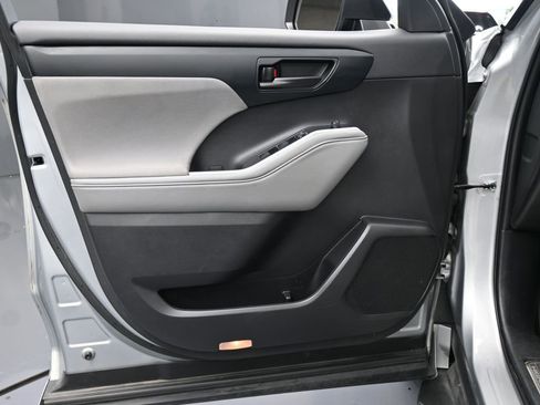 Used 2022 Toyota Highlander L image 26