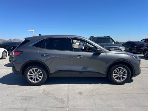 Used 2022 Ford Escape SE image 3