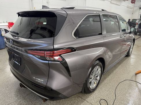 Certified 2021 Toyota Sienna Platinum image 5