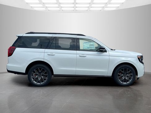 New 2025 Ford Expedition Platinum image 3