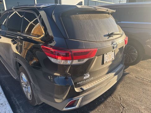 Used 2017 Toyota Highlander Limited image 3