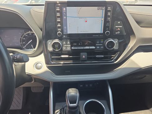 Used 2021 Toyota Highlander XLE FWD image 27