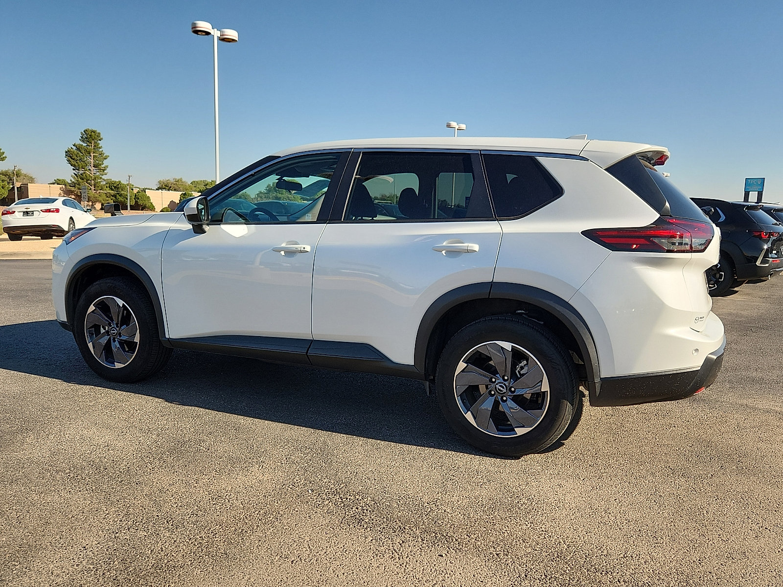 Used 2024 Nissan Rogue SV FWD image 3