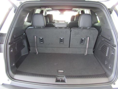 New 2025 GMC Acadia AT4 w/ Luxury Package image 30