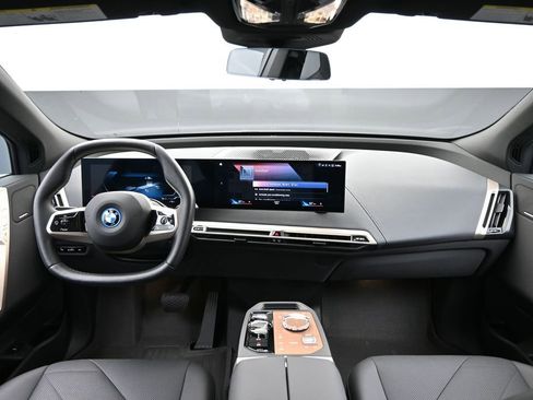 Used 2023 BMW iX xDrive50 w/ Ultimate Package 2 AWD/4WD image 18