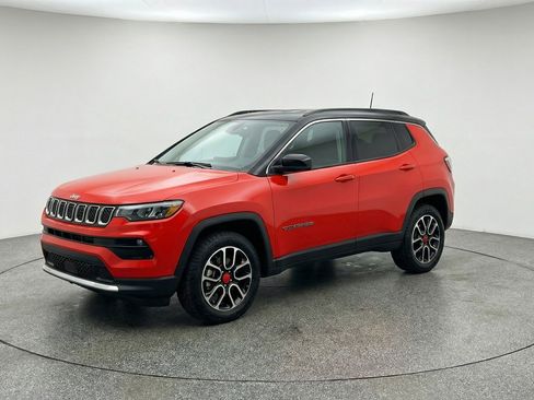 Used 2025 Jeep Compass Trailhawk image 3