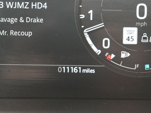 Used 2024 Land Rover Defender 90 X-Dynamic SE image 18