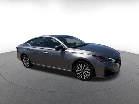 Used 2025 Nissan Altima 2.5 SV FWD image 2