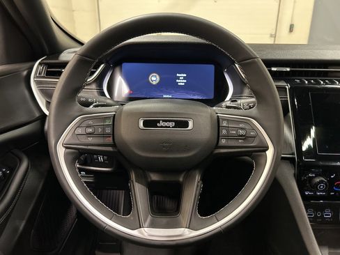Used 2023 Jeep Grand Cherokee Altitude image 17