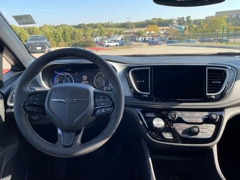 New 2026 Chrysler Pacifica Limited w/ S Appearance Package image 13