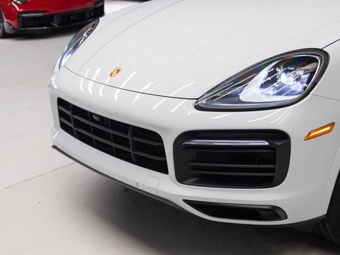 Certified 2023 Porsche Cayenne Platinum Edition image 33