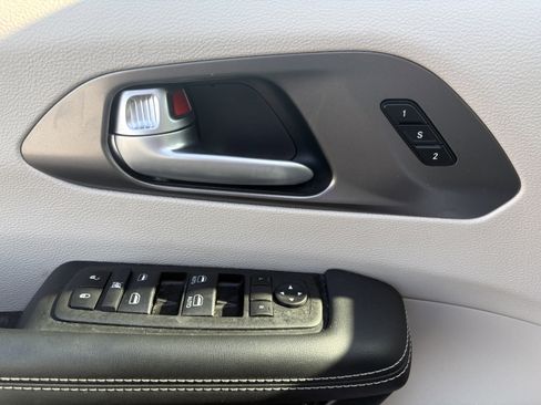 Used 2024 Chrysler Pacifica Touring-L image 11