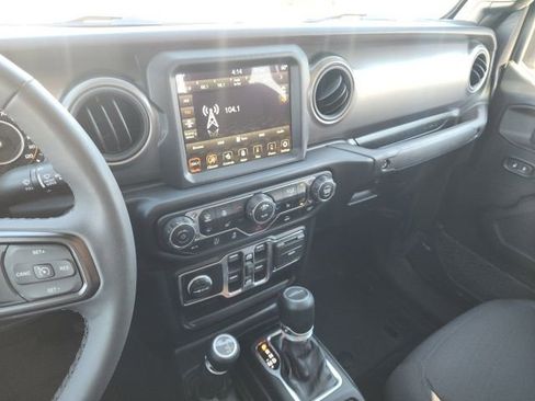 Used 2023 Jeep Gladiator Willys image 28