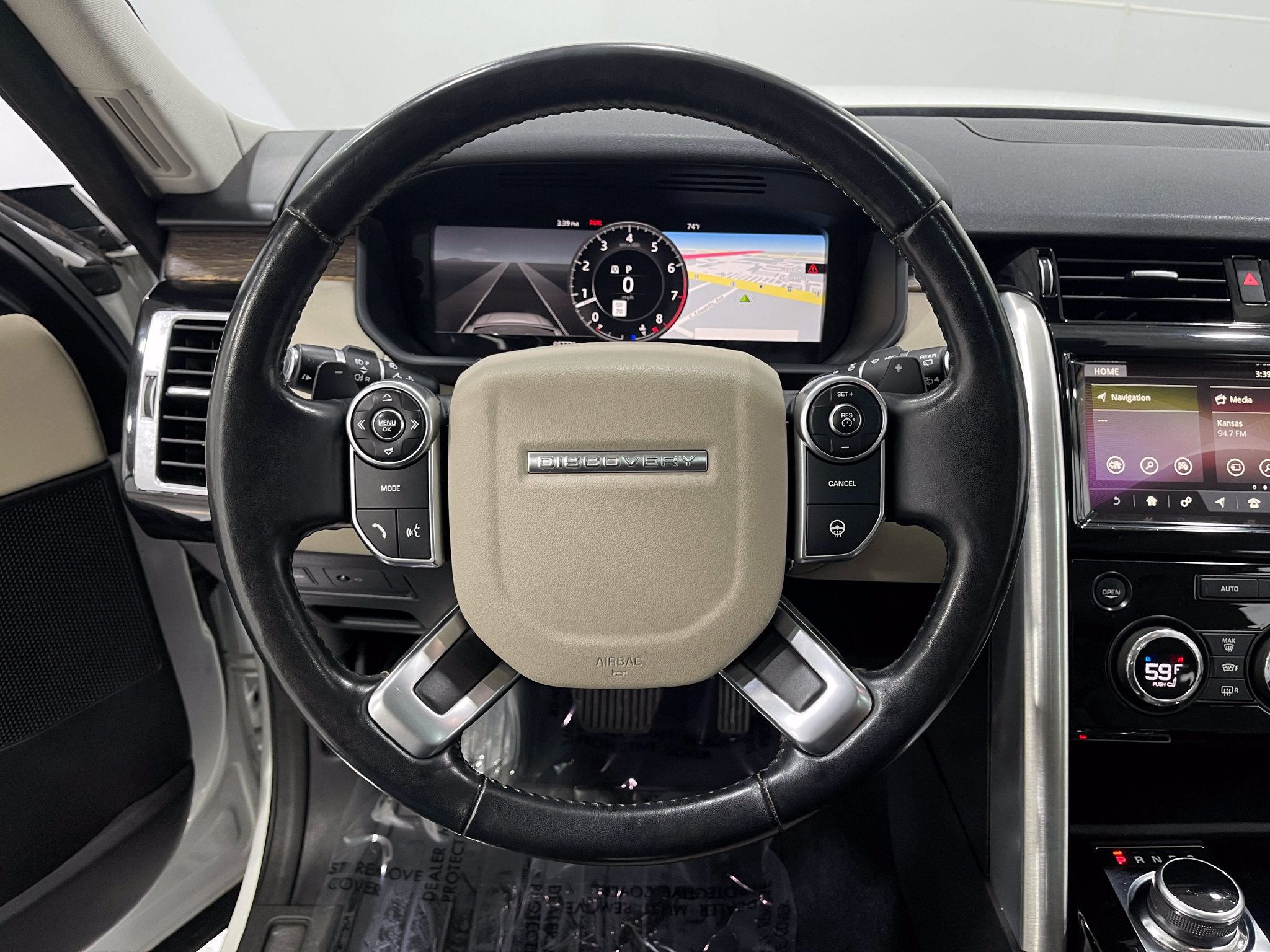 Used 2018 Land Rover Discovery HSE AWD/4WD image 22