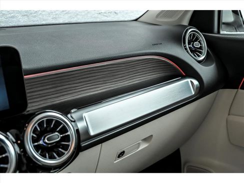 Certified 2026 Mercedes-Benz GLB 250 GLB 250 4MATIC image 21