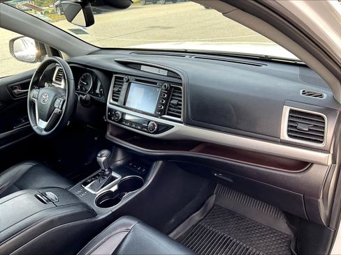Used 2019 Toyota Highlander XLE image 14
