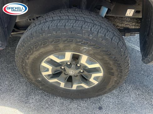 Used 2022 Toyota Tacoma TRD Off-Road w/ TRD Premium Off Road Package AWD/4WD image 11