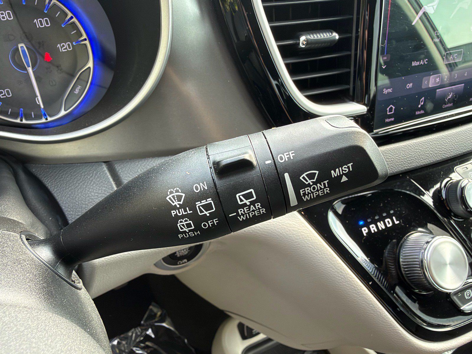 Used 2024 Chrysler Pacifica Touring-L FWD image 31