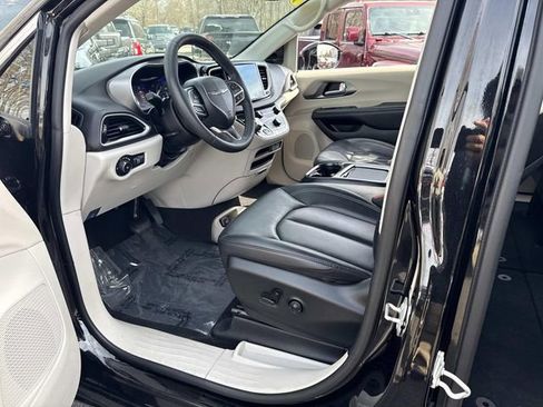 Used 2024 Chrysler Pacifica Touring-L image 19