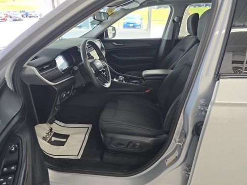 Used 2023 Jeep Grand Cherokee Laredo AWD/4WD image 13