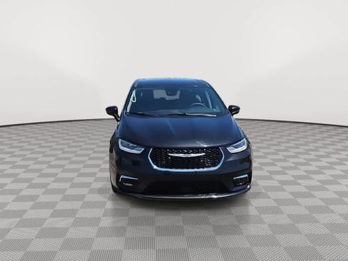 Used 2023 Chrysler Pacifica Touring-L FWD image 3