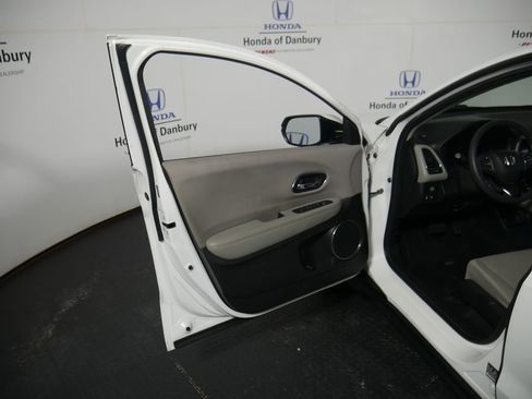 Used 2017 Honda HR-V EX image 10