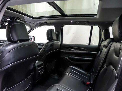 Used 2023 Jeep Grand Cherokee Limited w/ Black Appearance Package AWD/4WD image 12