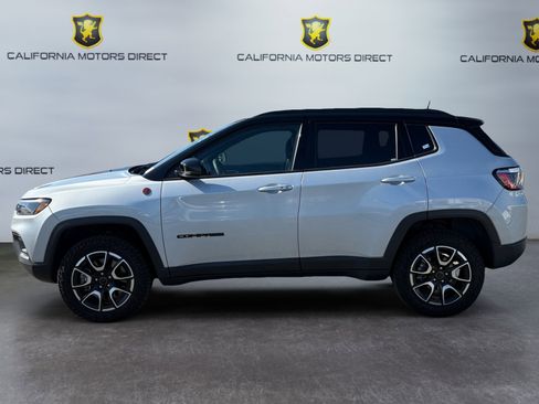 Used 2025 Jeep Compass Trailhawk AWD/4WD image 2