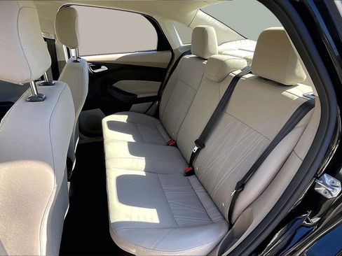 Used 2018 Ford Focus SE w/ SE Appearance Package image 21