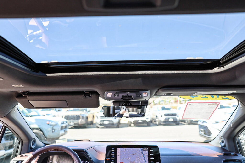 Certified 2024 Toyota Sienna Platinum FWD image 6