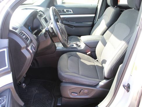 Used 2017 Ford Explorer XLT FWD image 10