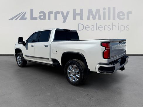 Used 2024 Chevrolet Silverado 2500 High Country w/ Technology Package AWD/4WD image 3