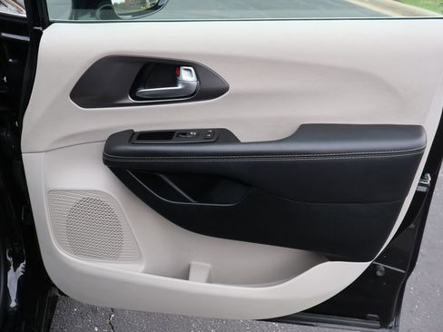 Used 2024 Chrysler Pacifica Touring-L FWD image 20