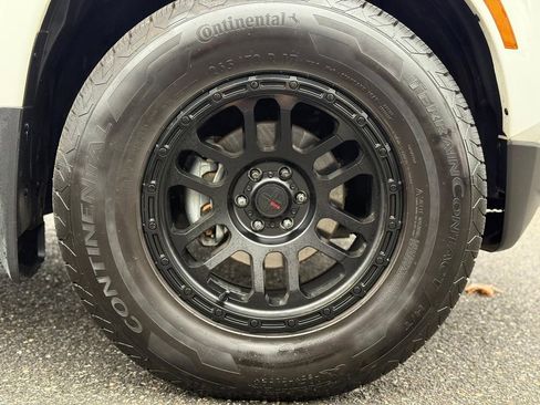 Used 2022 Nissan Frontier SV w/ Technology Package image 9