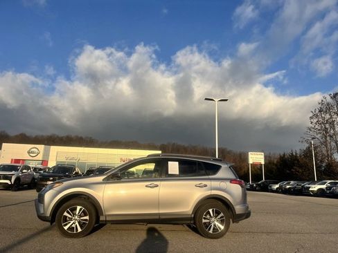 Used 2018 Toyota RAV4 XLE image 4