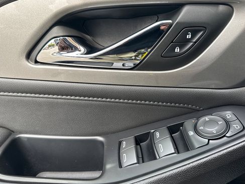 Used 2023 Chevrolet Traverse LT image 12