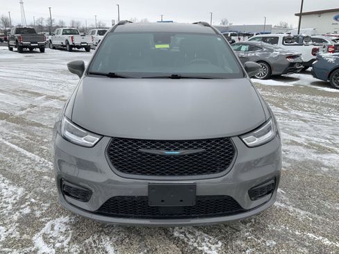 Used 2021 Chrysler Pacifica Limited w/ S Appearance Package image 3
