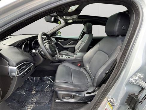 Used 2018 Jaguar F-PACE Premium image 2