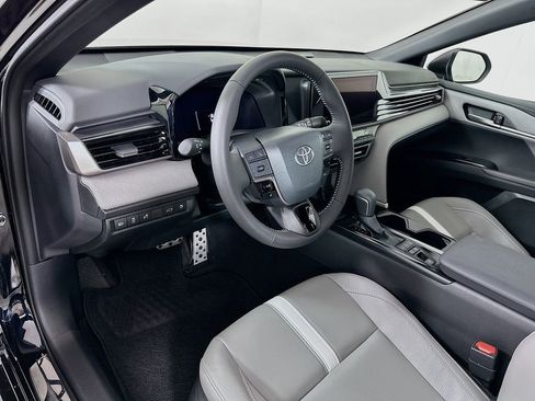 Used 2025 Toyota Camry SE image 9