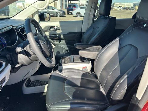Used 2023 Chrysler Pacifica Touring-L FWD image 17