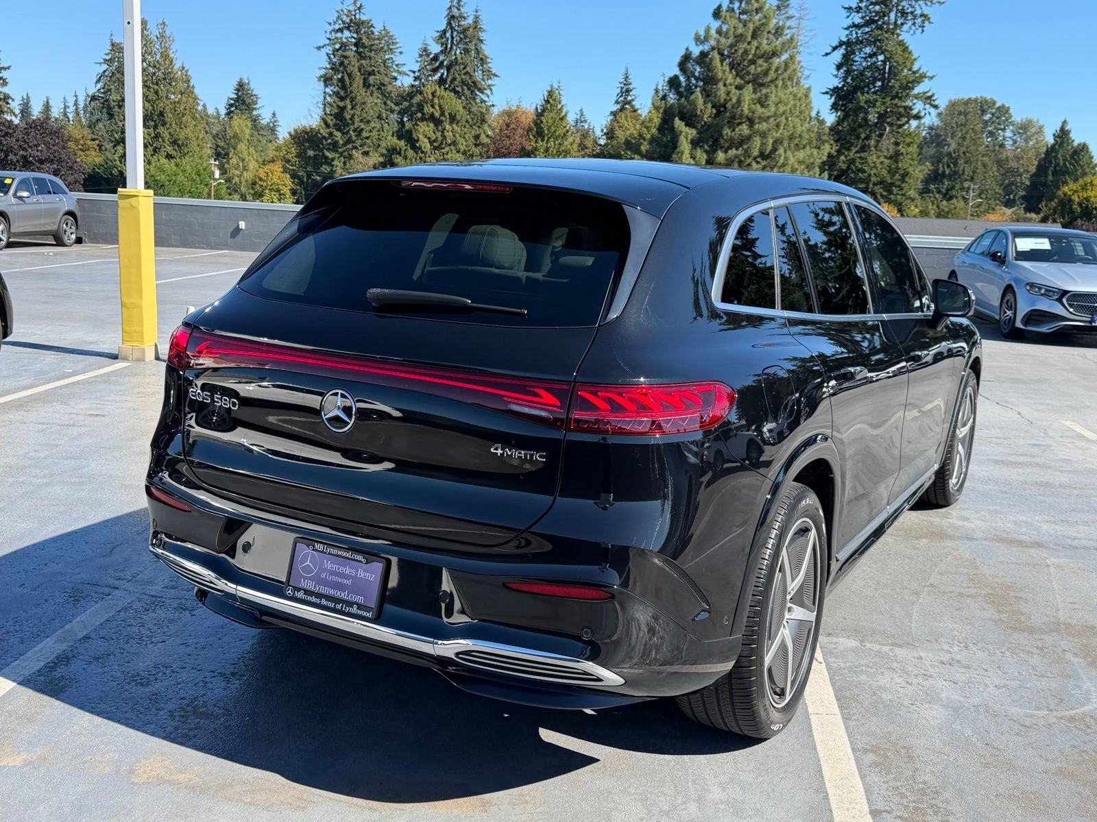 Used 2023 Mercedes-Benz EQS 580 4MATIC SUV image 6