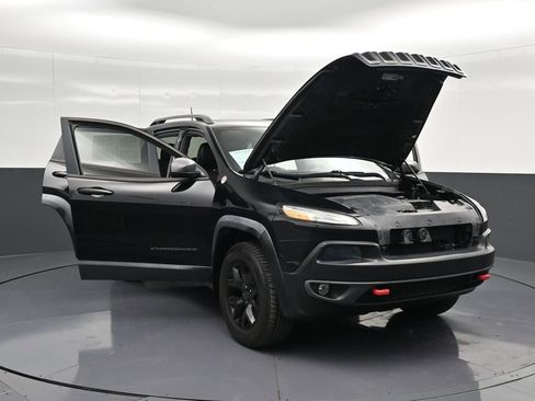 Used 2017 Jeep Cherokee Trailhawk w/ Comfort/Convenience Group AWD/4WD image 37
