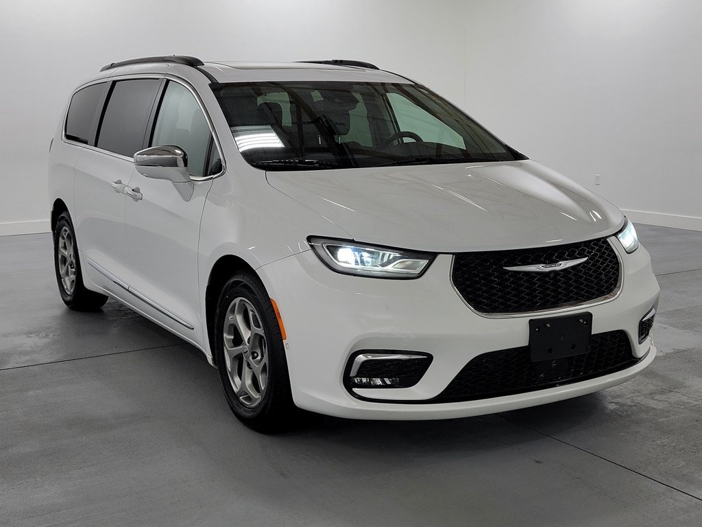 Used 2022 Chrysler Pacifica Limited FWD image 2
