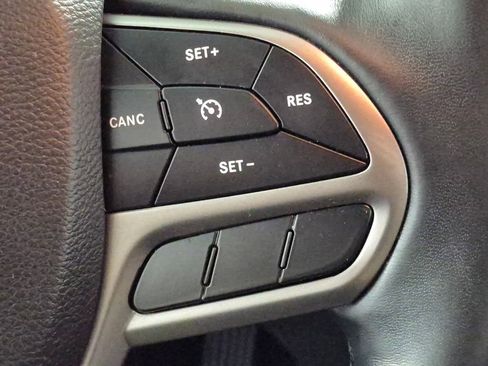 Used 2019 Jeep Cherokee Latitude w/ Cold Weather Group FWD image 13