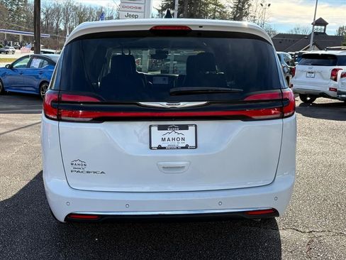 Used 2024 Chrysler Pacifica Touring-L FWD image 4